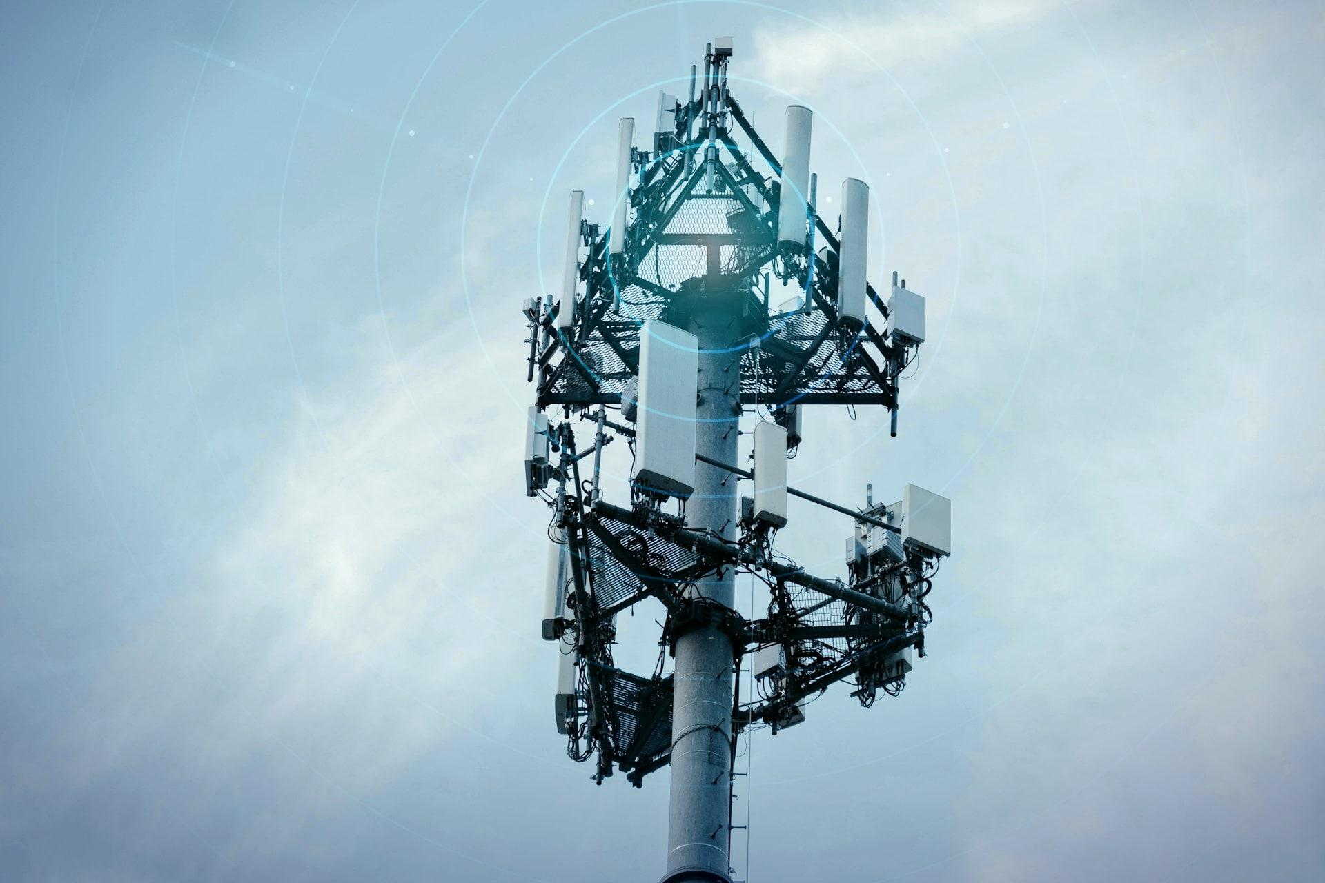 单极塔上的5G-Advanced与未来6G蜂窝基站天线阵列,天线发出蓝色信号能量可视化效果
