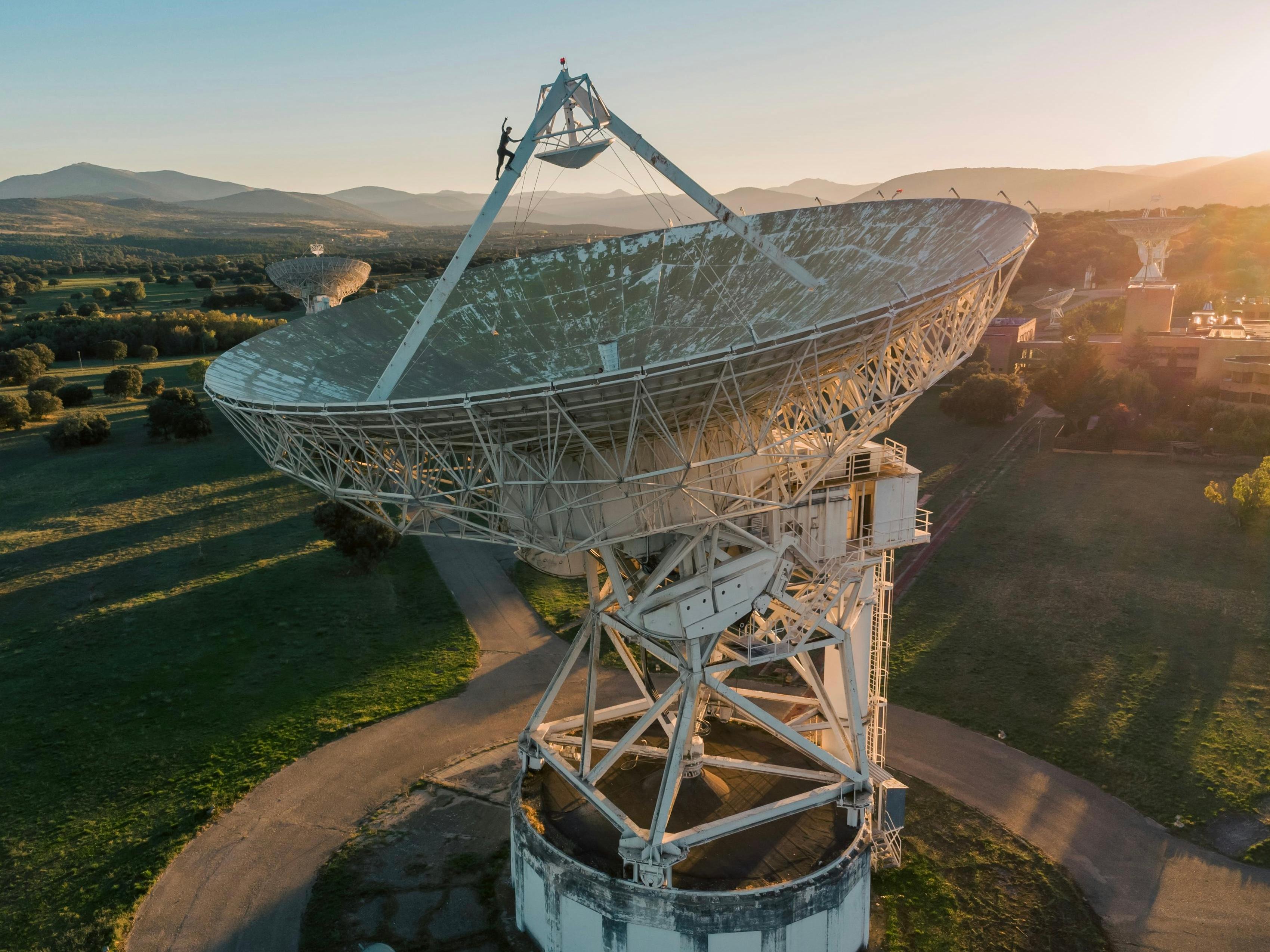 代表Ku和Ka频段卫星通信的大型卫星地面站天线